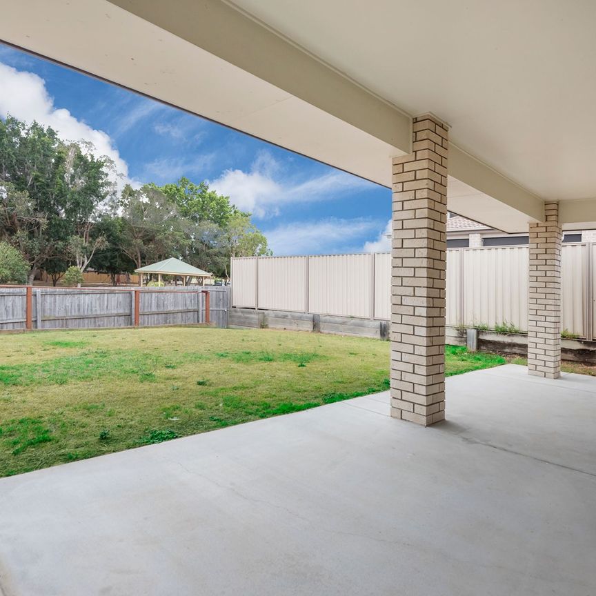 Large Home with Custom Finishes - Solar Powered - Photo 1