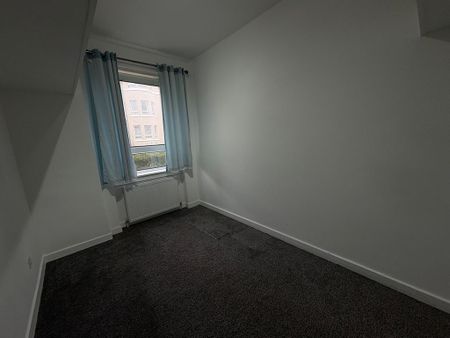 3 bedroom flat to rent - Photo 4