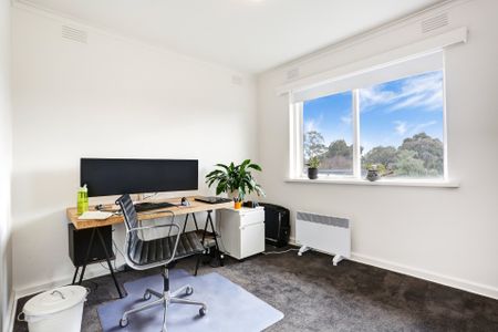 Top floor two bedroom apartment - Photo 5