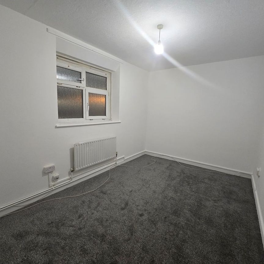 3 Bed Flat, Runnymede House, E9 - Photo 1