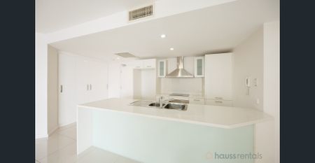 Stunning 2 Bedroom North-Facing Apartment with Expansive Leafy Views - Photo 5