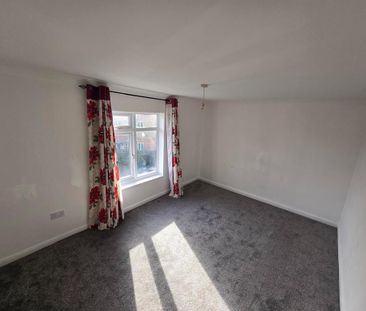 4 bedroom semi-detached house to rent - Photo 5