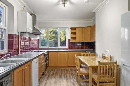 1 bedroom in a house share to rent - Photo 3