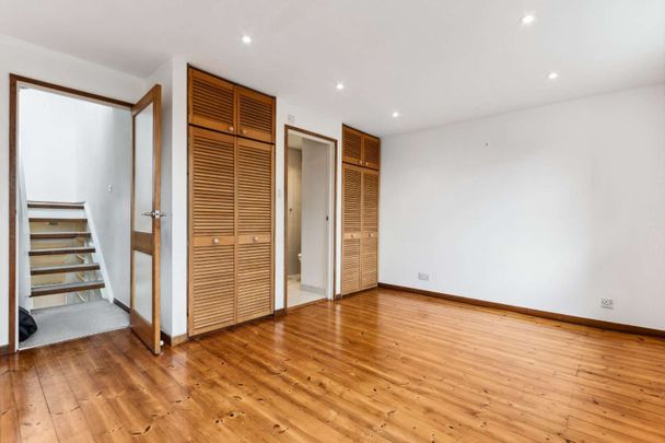 A modern town house with roof terrace and garden in Petersham's popular Meadow Close - Photo 1