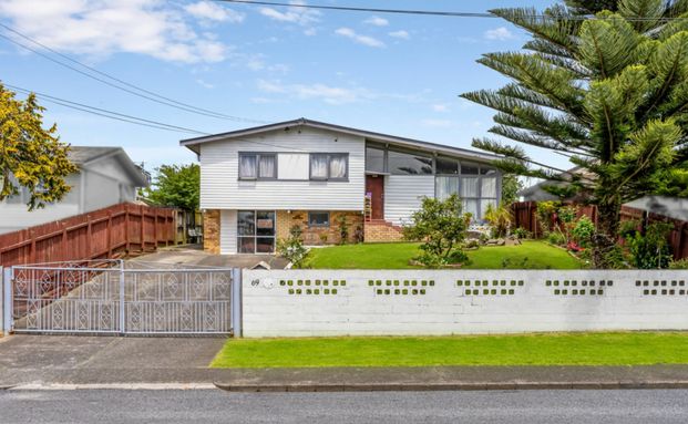 Home in the heart of Manurewa! - Photo 1