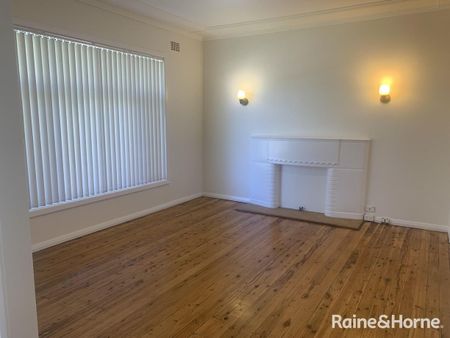 Centrally Located Charming 2-Bedroom Cottage - Photo 2