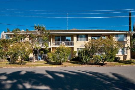 Charming Two Bedroom Unit in the Heart of Surfers Paradise - Photo 3