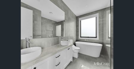 Grand Living in Coveted Glen Waverley - Photo 3