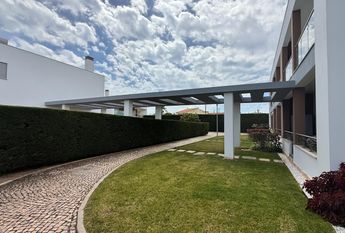 Apartamento T2 bem localizado em condomínio com piscina e garagem privada.