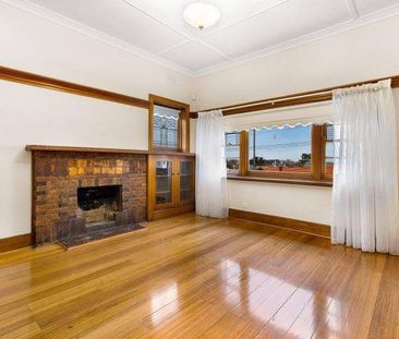 Charming 3-Bedroom Home in Prime Essendon Location - Photo 4