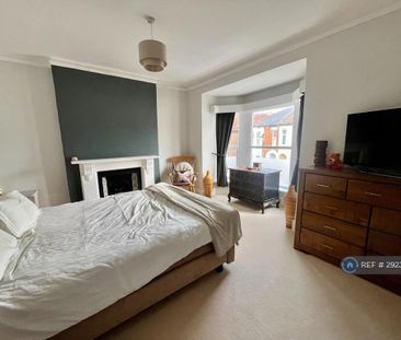 4 bedroom semi-detached house to rent - Photo 4