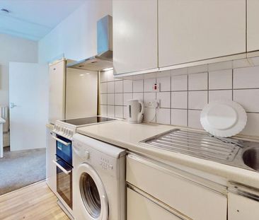 1 bedroom in a flat share to rent - Photo 2