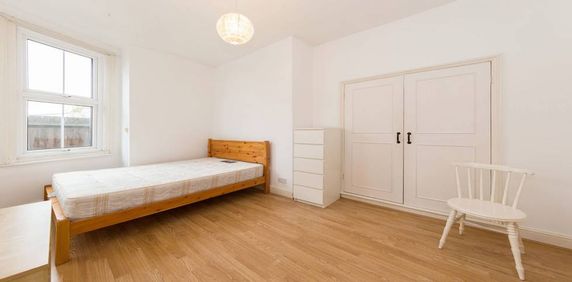 3 Bedroom, 1 bath, 1 reception Flat - Photo 2