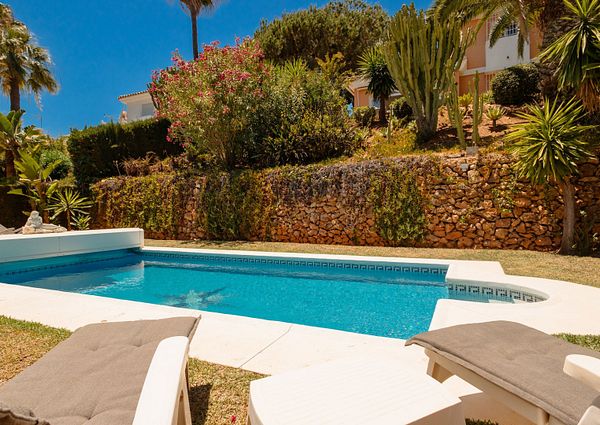 Stunning villa with private pool in Elviria next to golf course