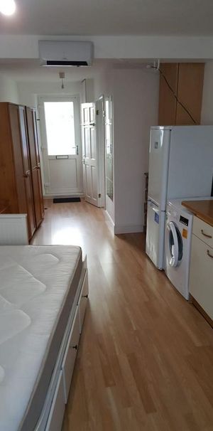 Studio to rent - Photo 1