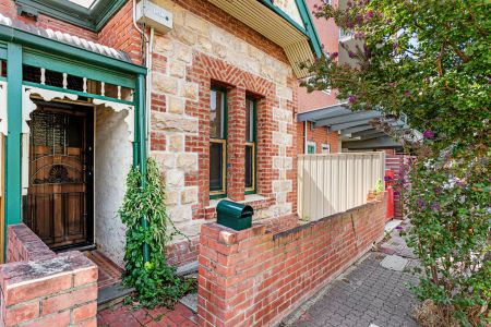 CHARACTER MAISONETTE JUST OFF HUTT STREET! - Photo 4