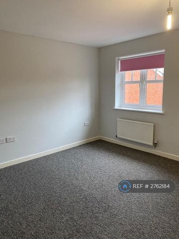 4 bedroom semi-detached house to rent - Photo 3