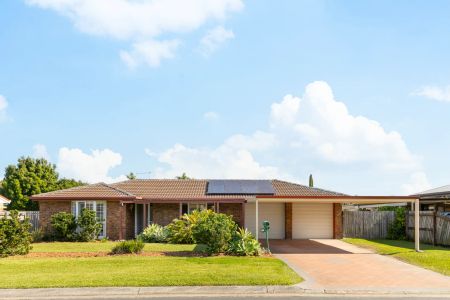 4 Bedroom house with pool, Kippa-Ring Contact Julie Sykes 0438 050 110 - Photo 4