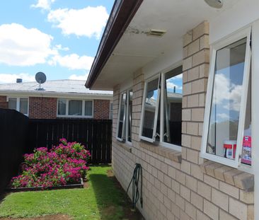 Comfortable Family Home close to everything - Photo 3