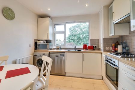 2 bedroom apartment to rent Chesterfield Court, Cranes Park, Surbiton, KT5 - Photo 4