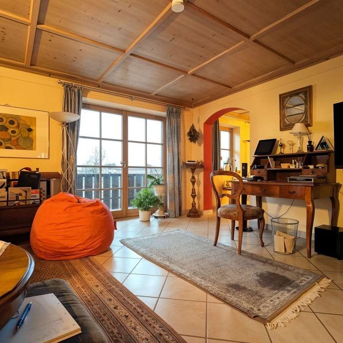 Wohnen mit Hauscharakter! Großzügige Wohneinheit in ruhiger und grüner Umgebung - Photo 1