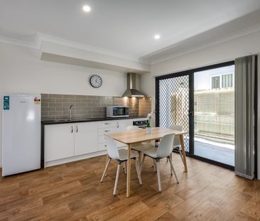 MODERN FULLY FURNISHED, STUDIO APARTMENT - BILLS INCLUDED! - Photo 3