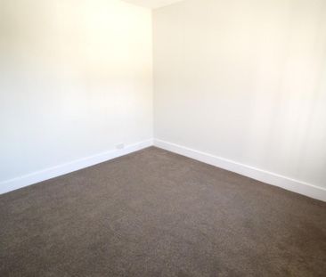 3 bedroom end of terrace house to rent - Photo 4