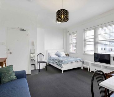 Fully furnished Art Deco Studio in Prime Location - Photo 2