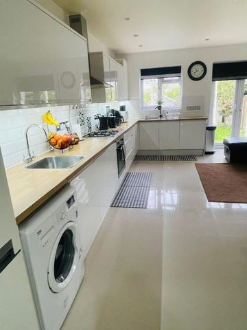 Master bedroom to rent close to seven king station - £900 pcm - Photo 2