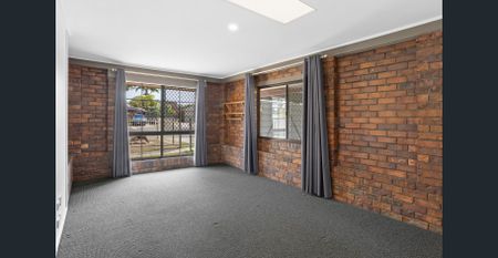 Spacious 3-Bedroom Home in Quiet Cul-de-Sac – Freshly Updated & Move-In Ready Contact Julie Sykes 0438 050 110 - Photo 3