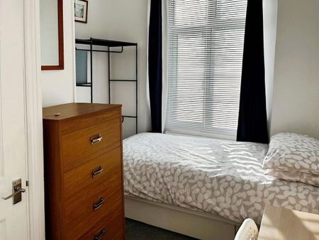 1 bedroom in a house share to rent - Photo 3