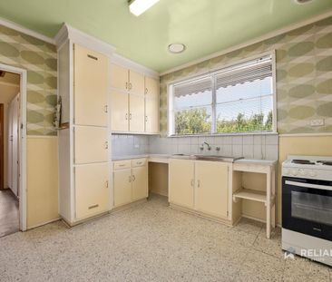 Three Bedroom Home in Fantastic Pocket of Werribee - Photo 2