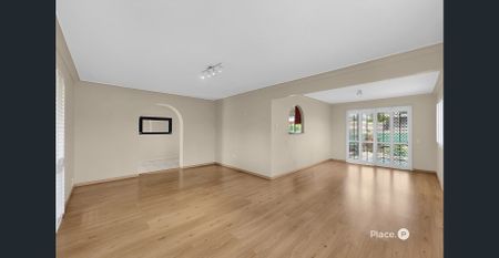 $900 Includes Pool Maintenance. Generous 5-Bedroom Home with Pool in Prime Sunnybank Hills Location - Photo 3