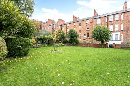 A fantastic two bedroom apartment set over the lower ground floor and raised ground floor of this period conversion. - Photo 4