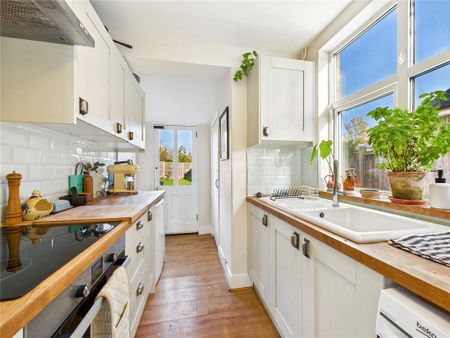 3 bedroom semi-detached house to rent - Photo 5