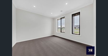 SPACIOUS 4 BEDROOM HOME WITH 2 LIVING AREA AND SOLAR PANELS, CLOSE TO SHOPPING, SCHOOLS AND TRANSPORT - Photo 4