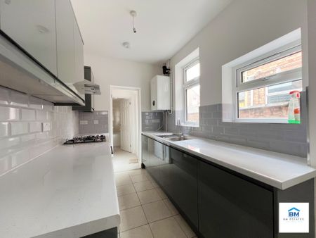 3 Bedroom Terraced - Photo 5
