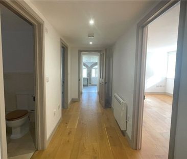 A spacious and well-maintained ground floor flat offering three bed... - Photo 4