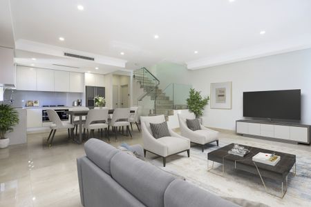 Grand Three Bedroom Townhouse Style Apartment! - Photo 5