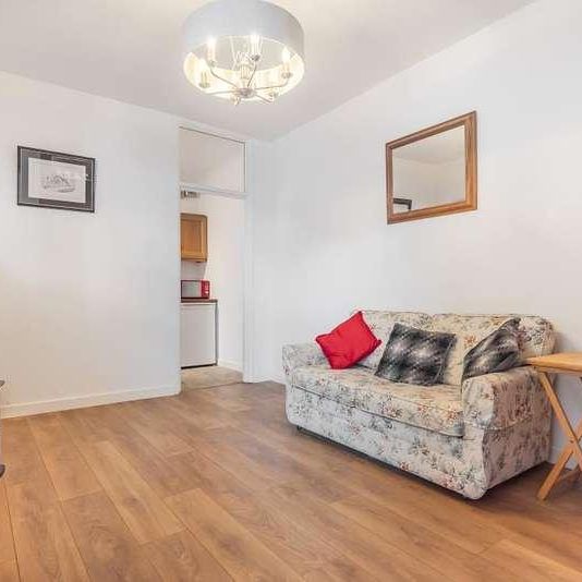 Newbury, Berkshire, RG14 - Photo 1