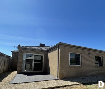 4 Bedrooms 2 Baths and 2 Garage space Family Home in Point Cook - Photo 3