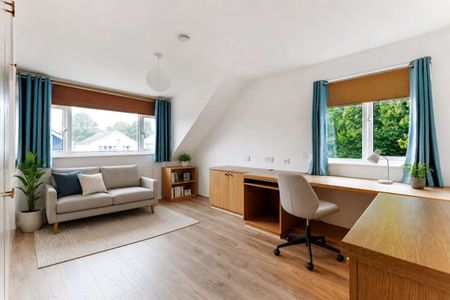 Modernised four bedroom detached family home in superb location approximately 0.4 miles to Harpenden town centre and station. - Photo 2