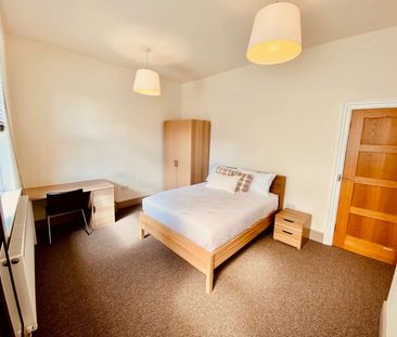 Newly Decorated City Centre Flat with Roof Terrace - Bills Included - Photo 2