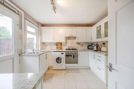 St. Anthonys Close, Aylesbury, HP19 - Photo 3