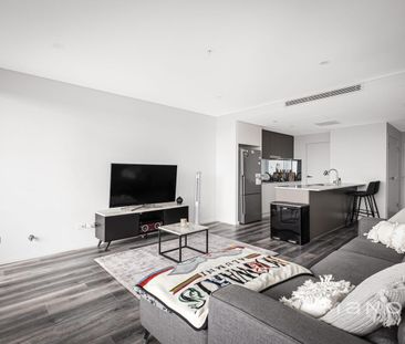 Spacious Two Bedroom Apartment with Stunning View in Prime Location - Photo 2