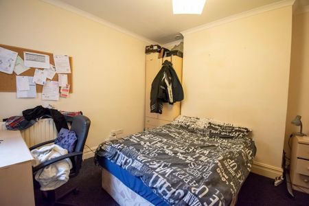 6 bedroom detached house to rent - Photo 5