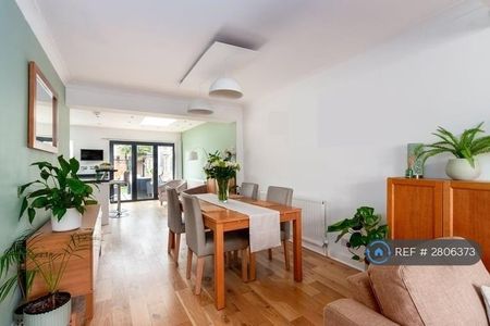 4 bedroom semi-detached house to rent - Photo 3