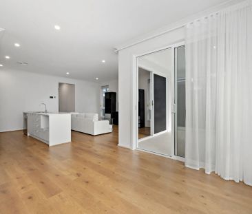 Modern Luxury Living: The Perfect Blend of City & Coast - Photo 3
