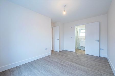 2 bed Upper Floor Flat for rent - Photo 2