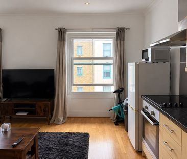 1 Bed Flat, Wandsworth Road, SW8 - Photo 2